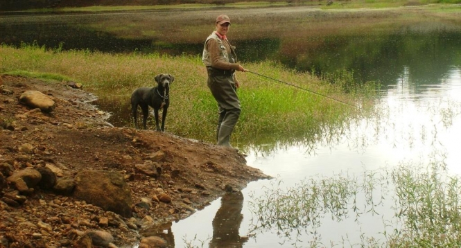 Yaisa Corrales pescando truchas silvestres
