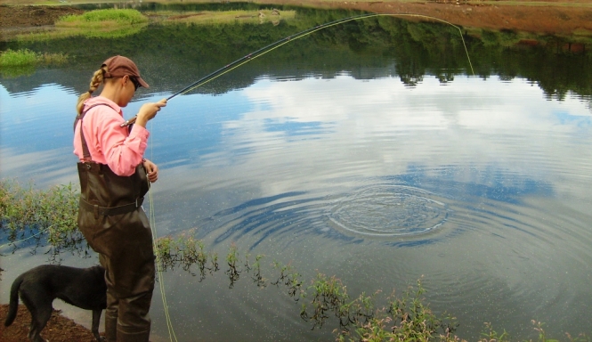 Yaisa Corrales pescando truchas silvestres