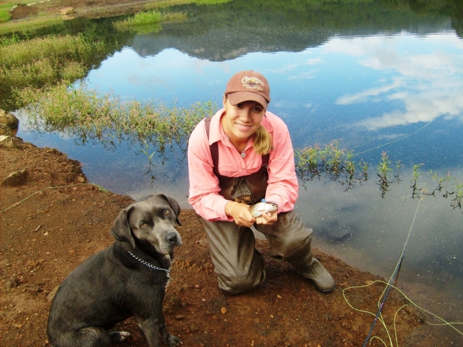 Yaisa Corrales pescando truchas silvestres