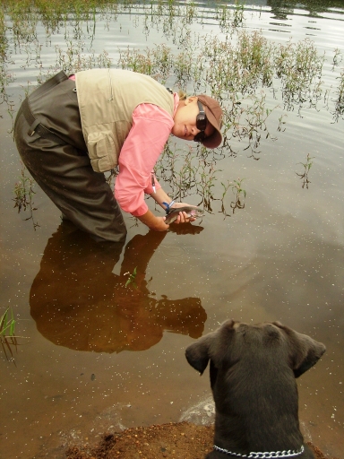 Yaisa Corrales pescando truchas silvestres