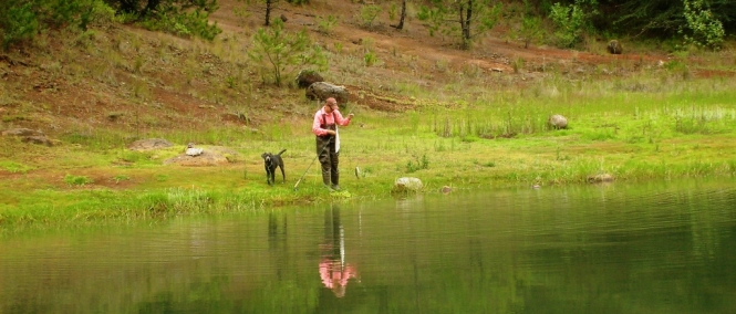 Yaisa Corrales pescando truchas silvestres