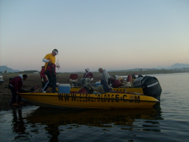 Lanchas saliendo por la tarde, guias de El Salto Lodge
