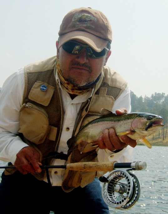 Juan Antonio Pérez pescando trucha acocil mosca